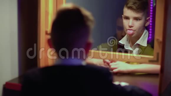 两个男孩玩单向镜或格塞尔镜视频的预览图