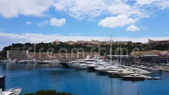 停泊在港口的昂贵游艇欧洲度假胜地的游艇俱乐部私人财产视频的预览图