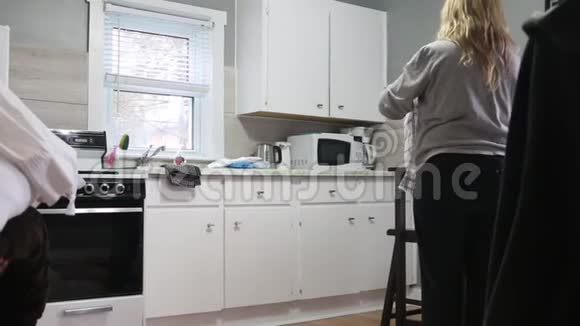 6065岁的妇女在她的公寓里做家务视频的预览图