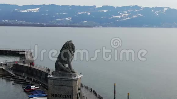 德国林道码头一尊狮子雕像的空中镜头视频的预览图