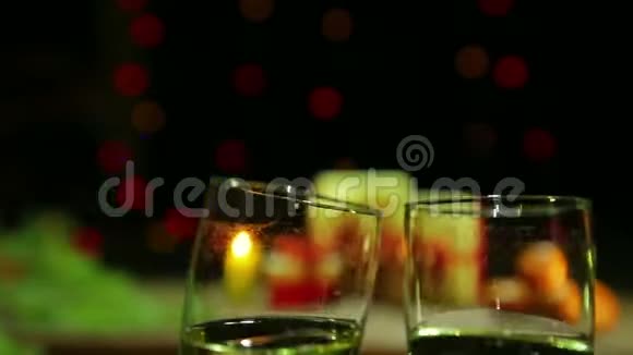 圣诞新年庆典上戴着泡沫香槟的酒杯相互碰撞视频的预览图