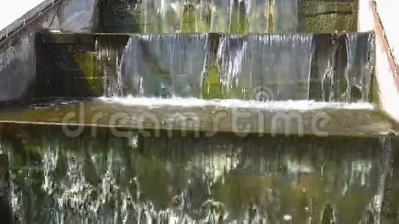 池塘里被污染的人工瀑布视频的预览图