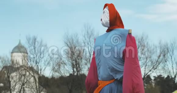 马斯伦尼察假人的稻草影响斯拉夫神话中冬天和死亡的象征异教徒传统东斯拉夫语视频的预览图