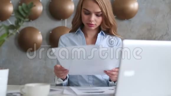 在明亮的现代化办公室室内工作的商务女性视频的预览图