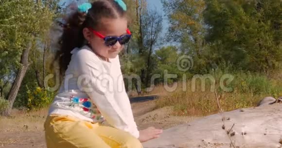 快乐的孩子走在河边季节是秋天视频的预览图