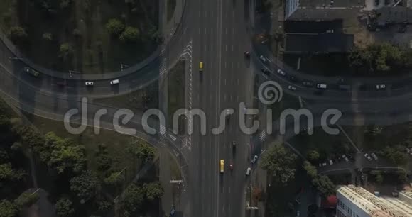 空中垂直射击汽车在路边行驶4k4096x2160像素视频的预览图