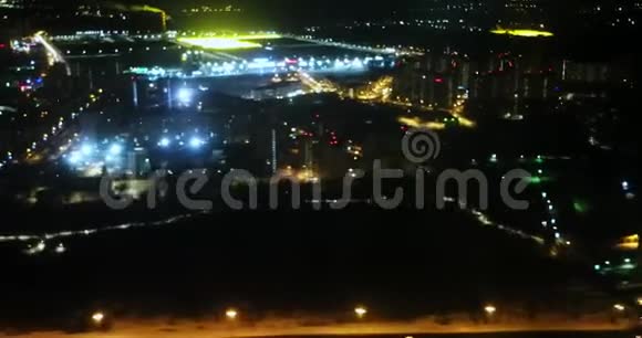 夜晚的城市之灯从飞机窗视频的预览图