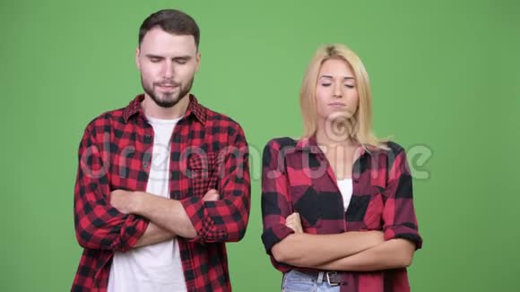 一对愤怒的年轻夫妇闭上眼睛双臂交叉在一起视频的预览图