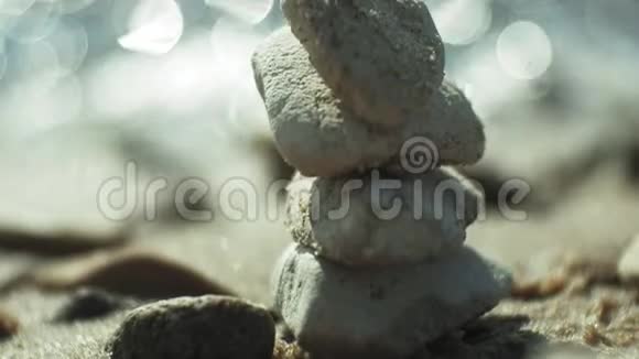 一堆石头和海溅视频的预览图