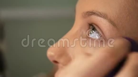 美容美发化妆师将海绵遮瑕膏涂在皮肤上视频的预览图