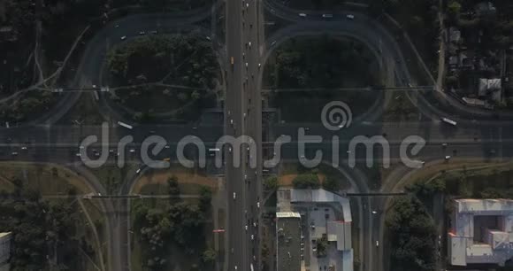 空中垂直射击汽车在路边行驶4k4096x2160像素视频的预览图