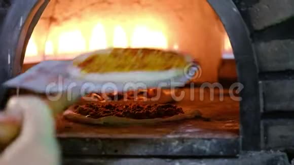 烤箱里有三个不同的披萨4K视频视频的预览图