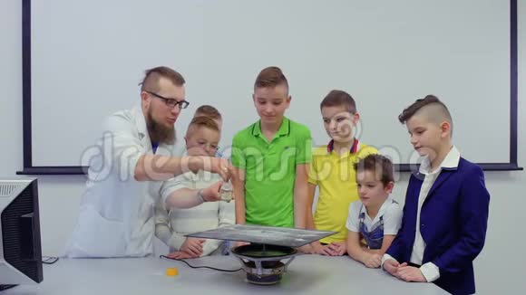 实验室助理展示男孩在chladni盘子里跳舞视频的预览图