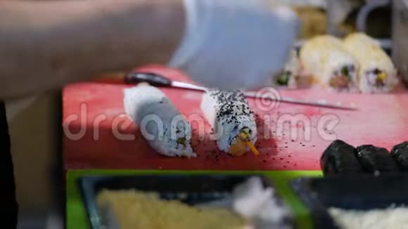 寿司卷制作准备用刀贴近厨师手4K视频视频的预览图