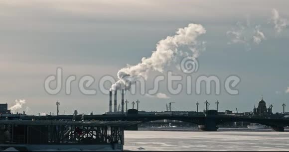 空气污染圣彼得堡在涅瓦河冬季景观中吸烟烟囱视频的预览图