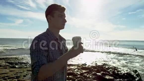 海滩上真正的咖啡爱好者视频的预览图