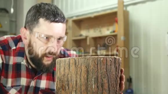 穿着衬衫的木匠把树桩上的刨花视频的预览图