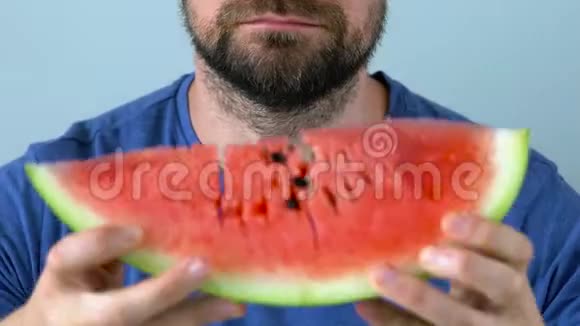 长胡子的人吃一个多汁的西瓜时间长视频的预览图