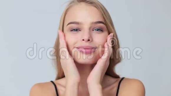 女人在脸上涂奶油护肤理念视频的预览图