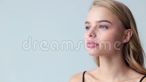 医生用注射器和女性漂亮的脸这位年轻迷人的女士正在进行扩唇手术视频的预览图
