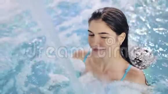 年轻女子在游泳池里享受水水上有氧运动水上运动游泳池视频的预览图