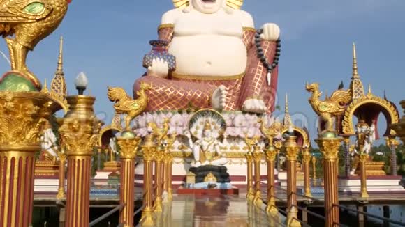 佛寺外的赫泰雕像佛寺院内的传统乐土雕塑视频的预览图