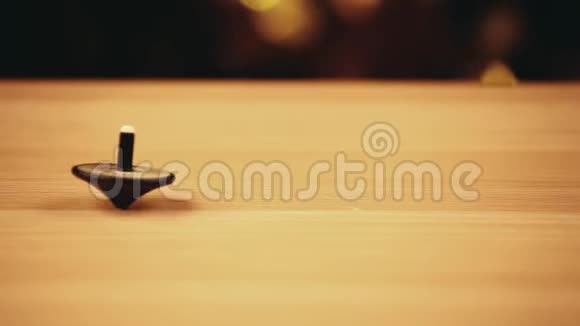 削顶玩具木桌金色bokeh高清镜头视频的预览图