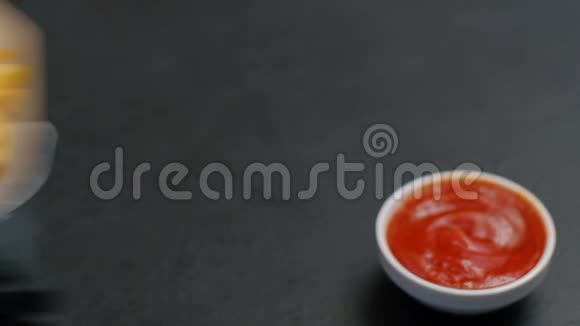 快餐炸薯条番茄酱餐视频的预览图