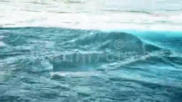 一股巨大的深蓝水稳健漂亮的镜头完美的电影肆虐的山河绿松石波视频的预览图