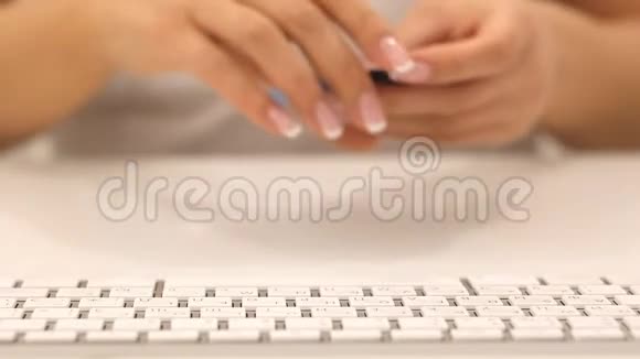 女孩检查电话卡数据进入笔记本电脑慢动作视频的预览图