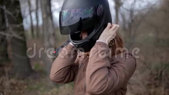 戴着头盔的摩托车女孩视频的预览图