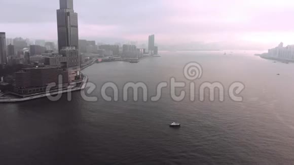 香港维多利亚湾上空的飞行无人机视频的预览图