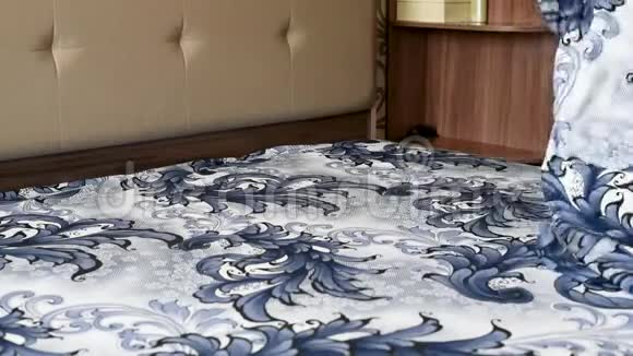 女孩在床上铺上新的亚麻布背景是其他家具视频的预览图