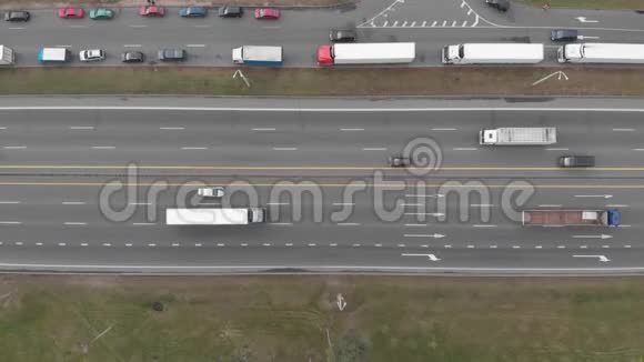 交通车辆在宽阔的公路上行驶顶部视图视频的预览图