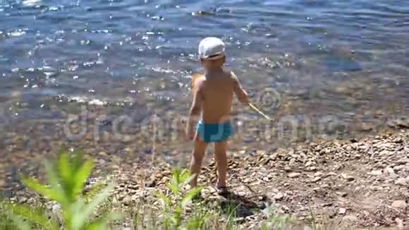河岸上的男孩渔网美丽的夏日风景户外娱乐活动乡村的暑假视频的预览图
