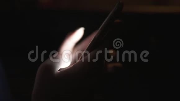 用智能手机女人的手发短信的特写镜头深夜坐出租车的女人夜生活慢动作视频的预览图