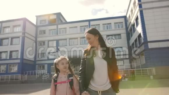 快乐的母亲带着女儿穿着校服回家视频的预览图