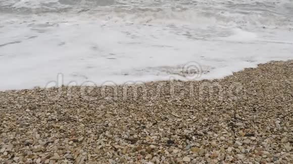 海浪撞击海岸视频的预览图