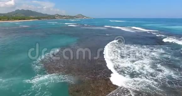 飞越美丽的吐尔奎斯海浪与珊瑚礁在水中到惊人的异国海岛旅行概念4k视频的预览图