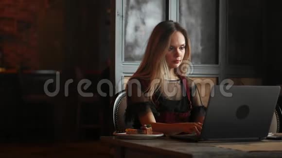 惊讶的女人脸看着笔记本电脑屏幕关闭兴奋的女人在电脑上看在线新闻肖像视频的预览图
