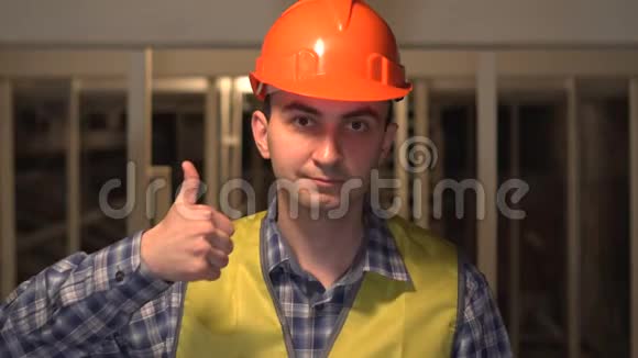 在建筑工地上工人工程师或建筑师竖起大拇指他喜欢一切视频的预览图