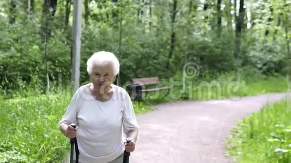 老奶奶在路上走路用棍子视频的预览图