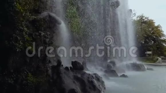 美丽的城堡山瀑布环境旅游视频的预览图