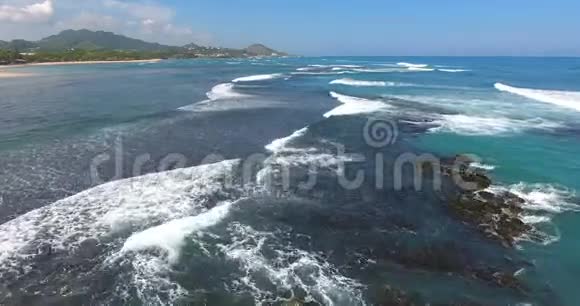 飞越美丽的吐尔奎斯海浪与珊瑚礁在水中到惊人的异国海岛旅行概念4k视频的预览图