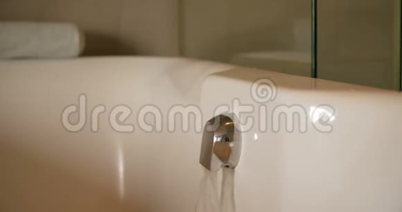 浴室4k浴缸内的水流视频的预览图