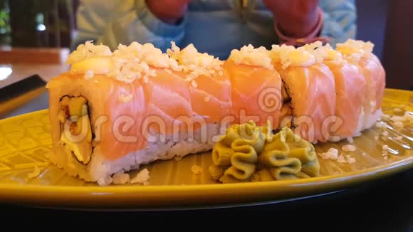 寿司在餐馆里吃女孩视频的预览图