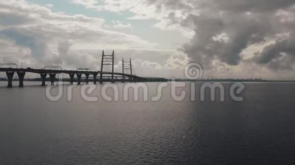海湾全景和天空低云俯瞰斜拉桥视频的预览图