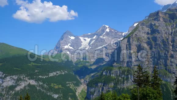 瑞士阿尔卑斯山的美丽山脉美妙的瑞士视频的预览图