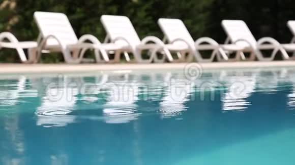有躺椅的游泳池视频的预览图