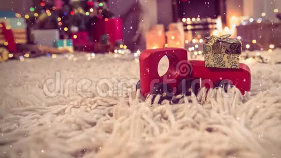在装饰圣诞节的客厅地毯上放一辆红色玩具车加上下着雪视频的预览图